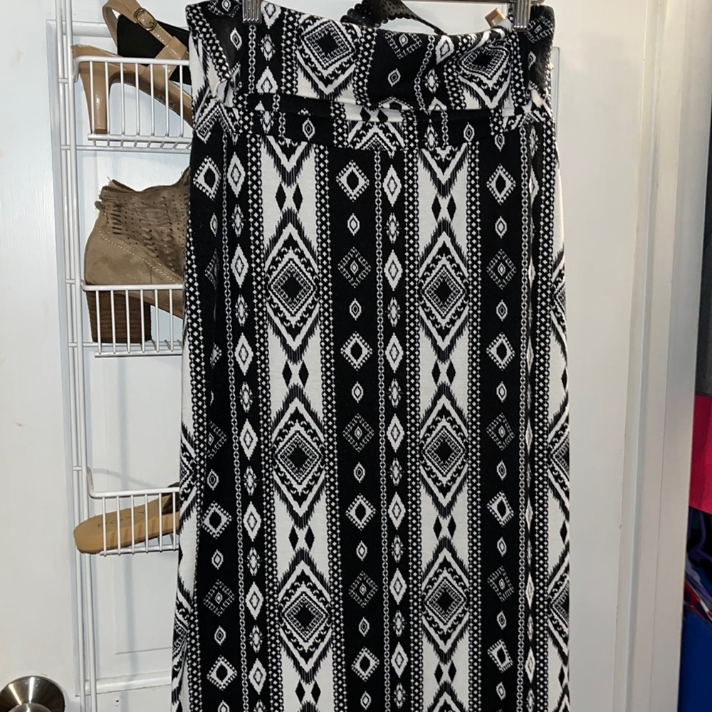 Deb maxi skirt 🖤🤍